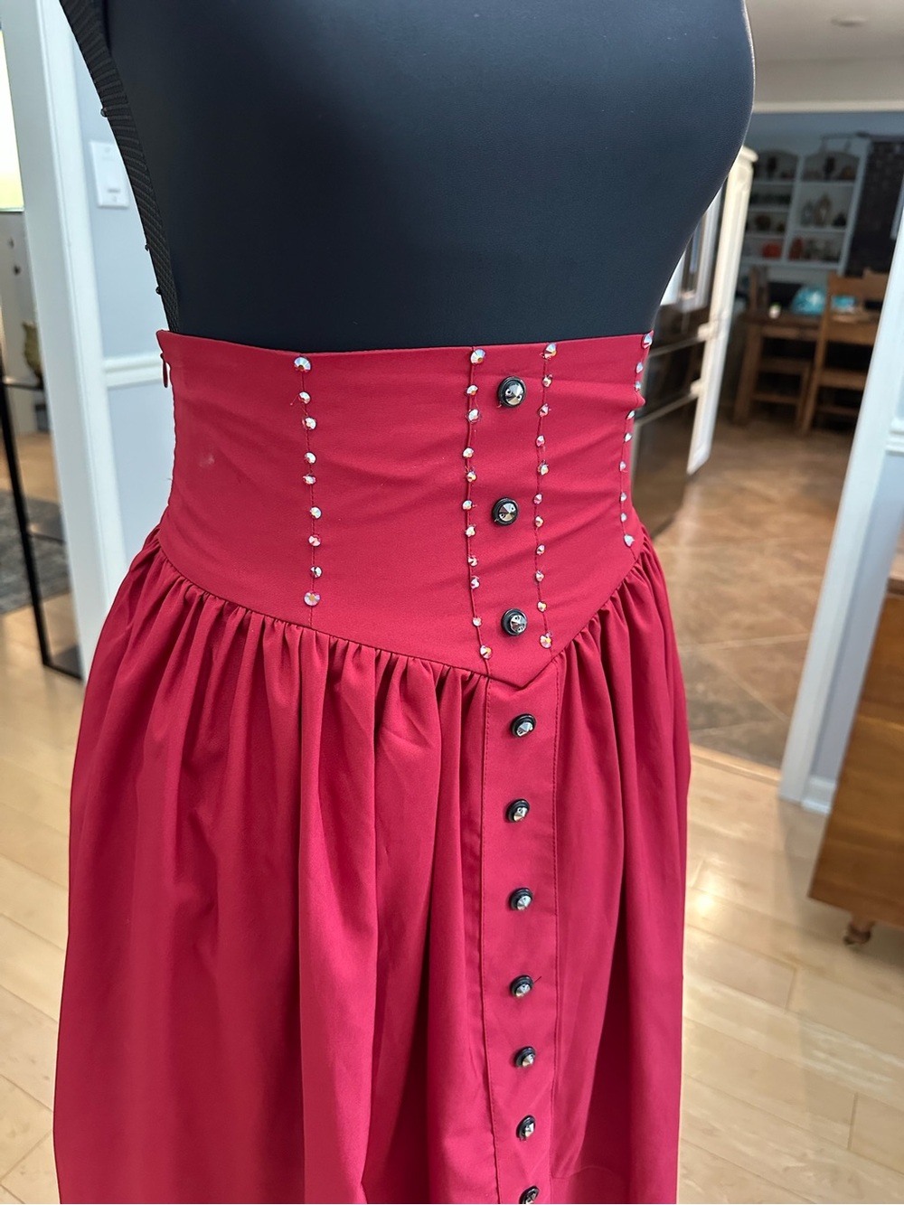 Red High-Waist Button Medieval costume - Picture 4 of 6